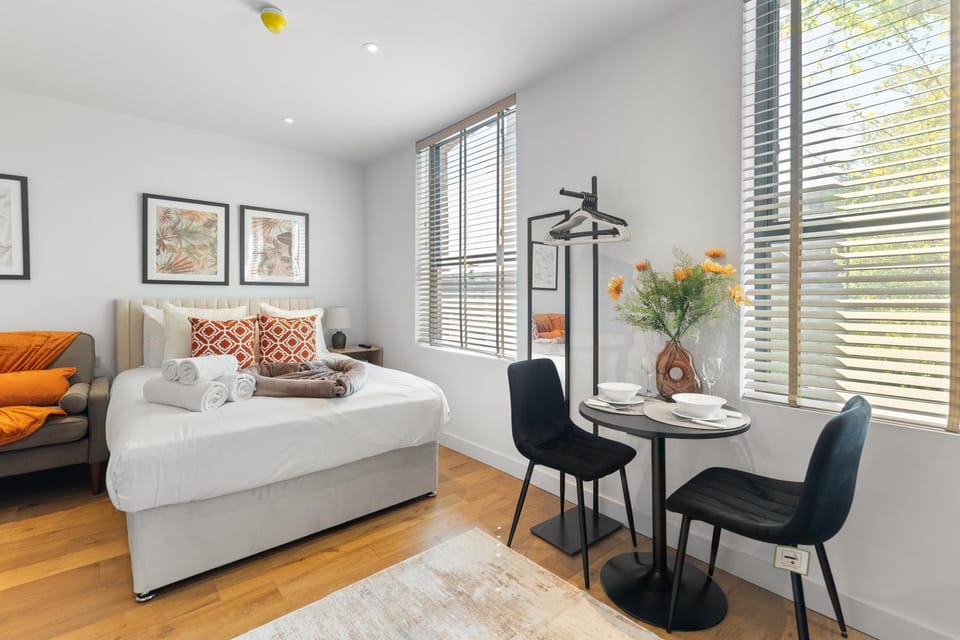 Photo of the whole room, Bedroom