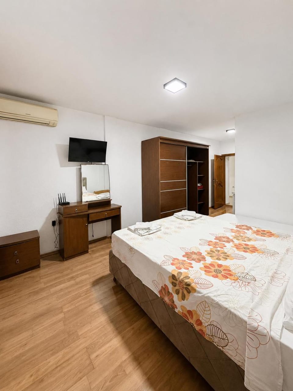 Bed, TV and multimedia, Photo of the whole room, Bedroom, wardrobe