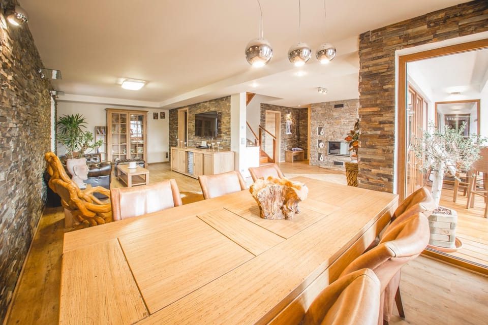 Seating area, Dining area