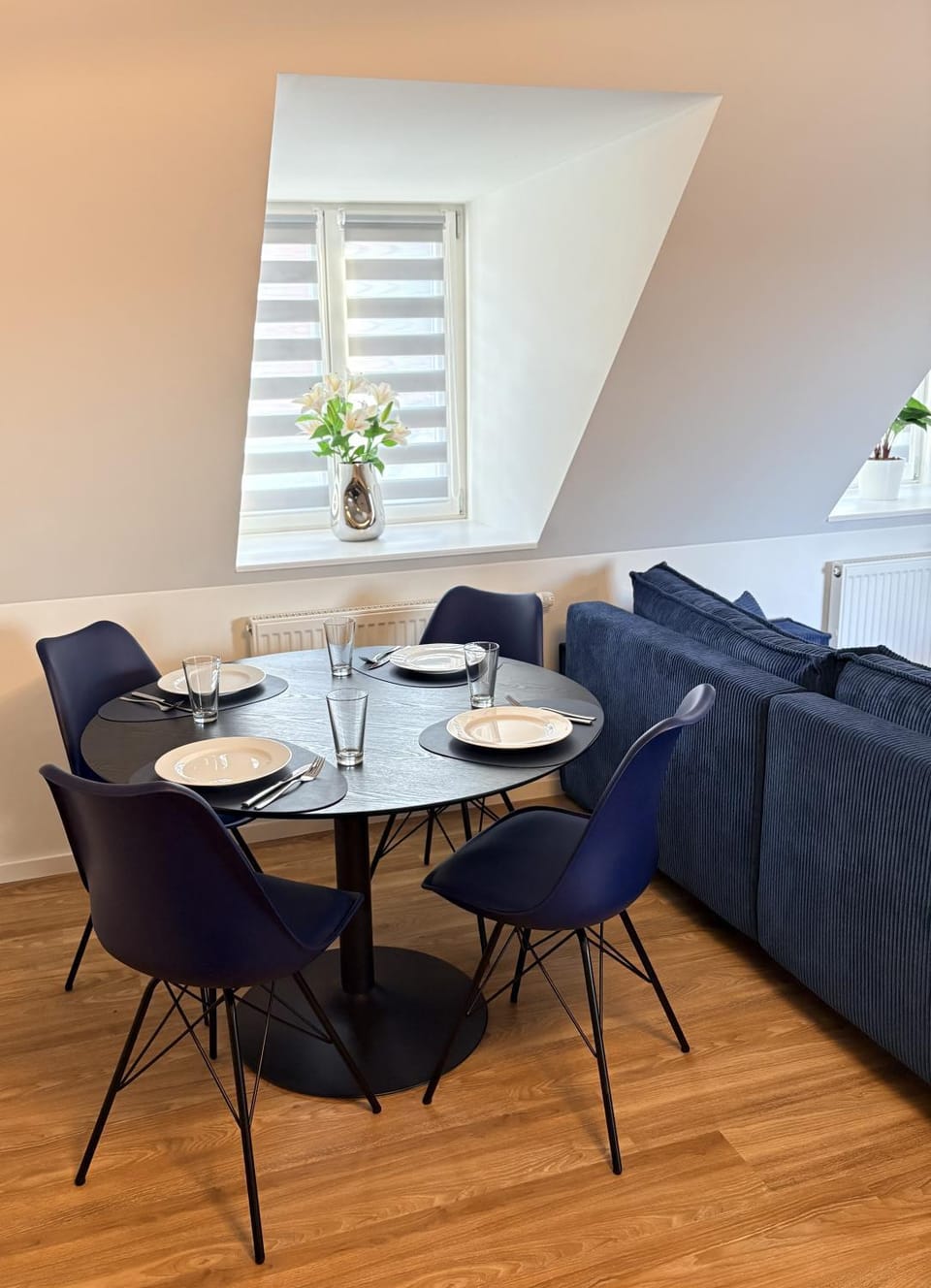 Living room, Photo of the whole room, Seating area, Dining area, Evening entertainment, Evening entertainment, Food, Lunch, Dinner, Family, Family, kitchen