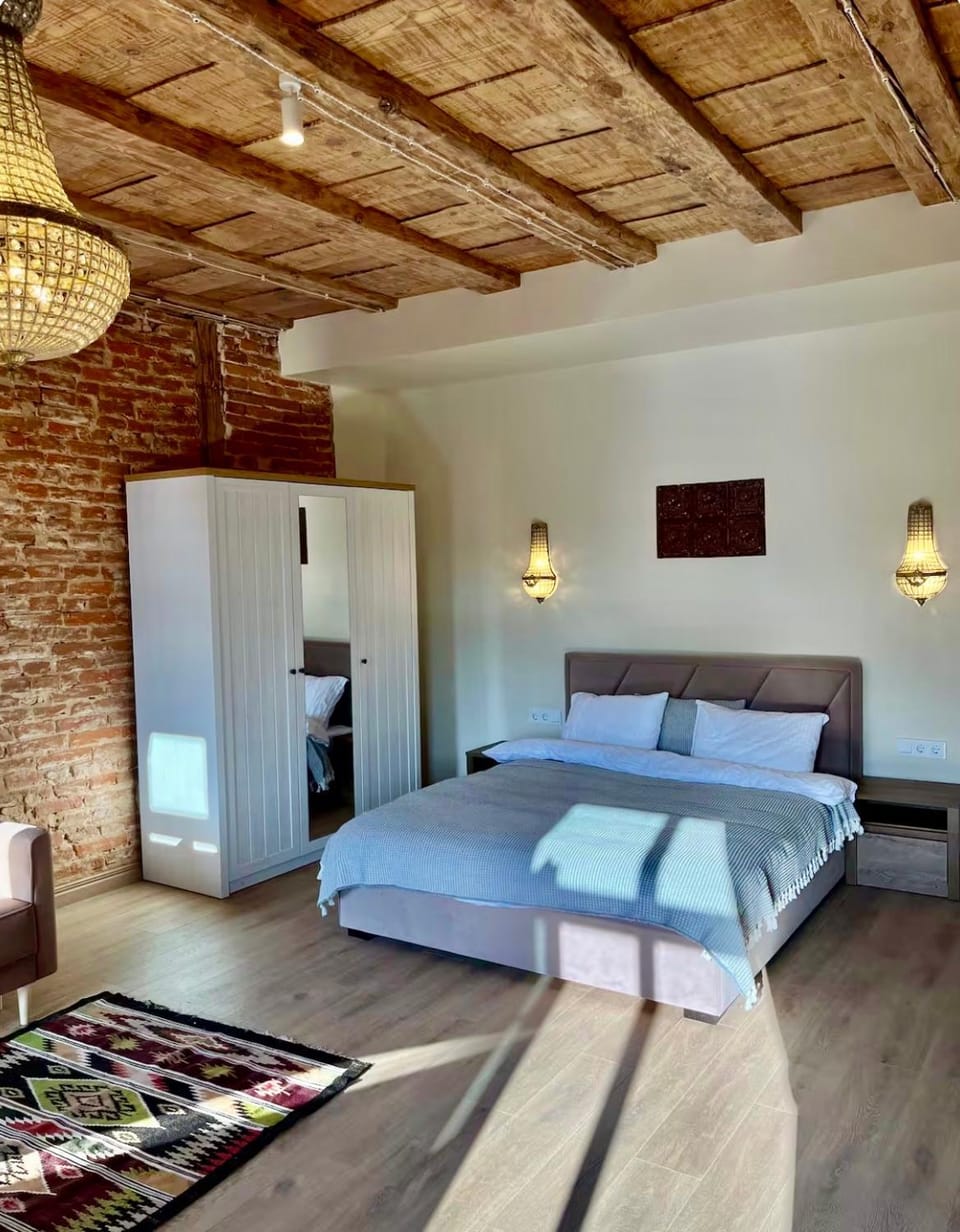 Bed, Bedroom, wardrobe, air conditioner