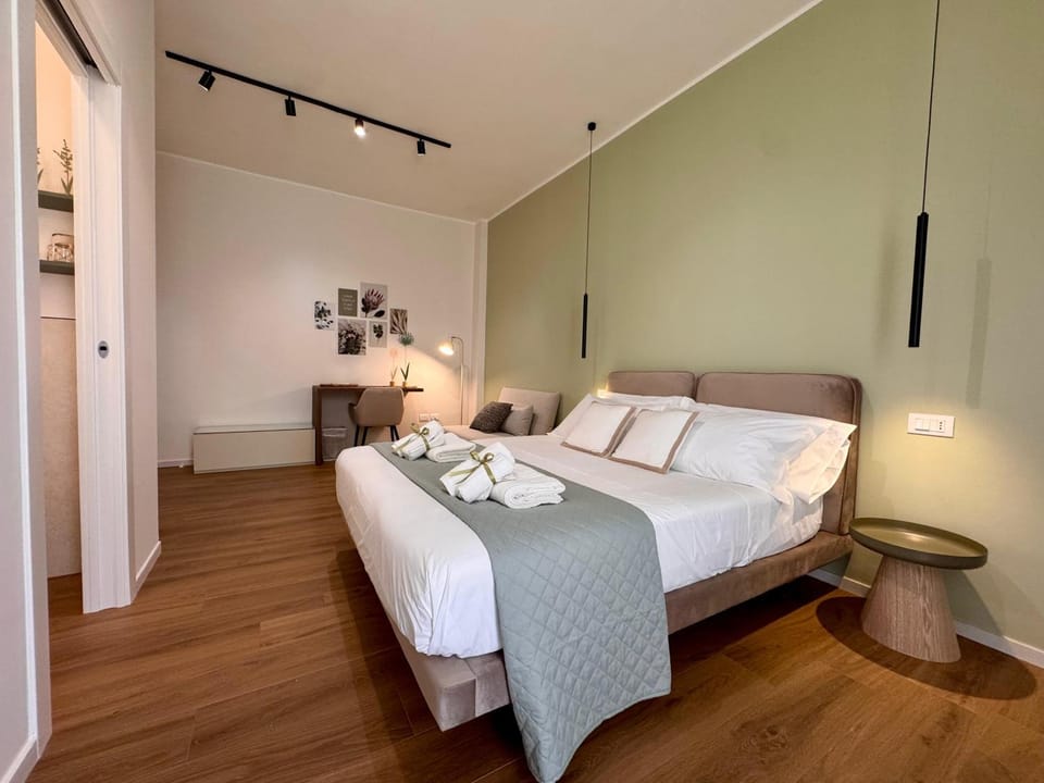 Photo of the whole room, Bedroom, towels