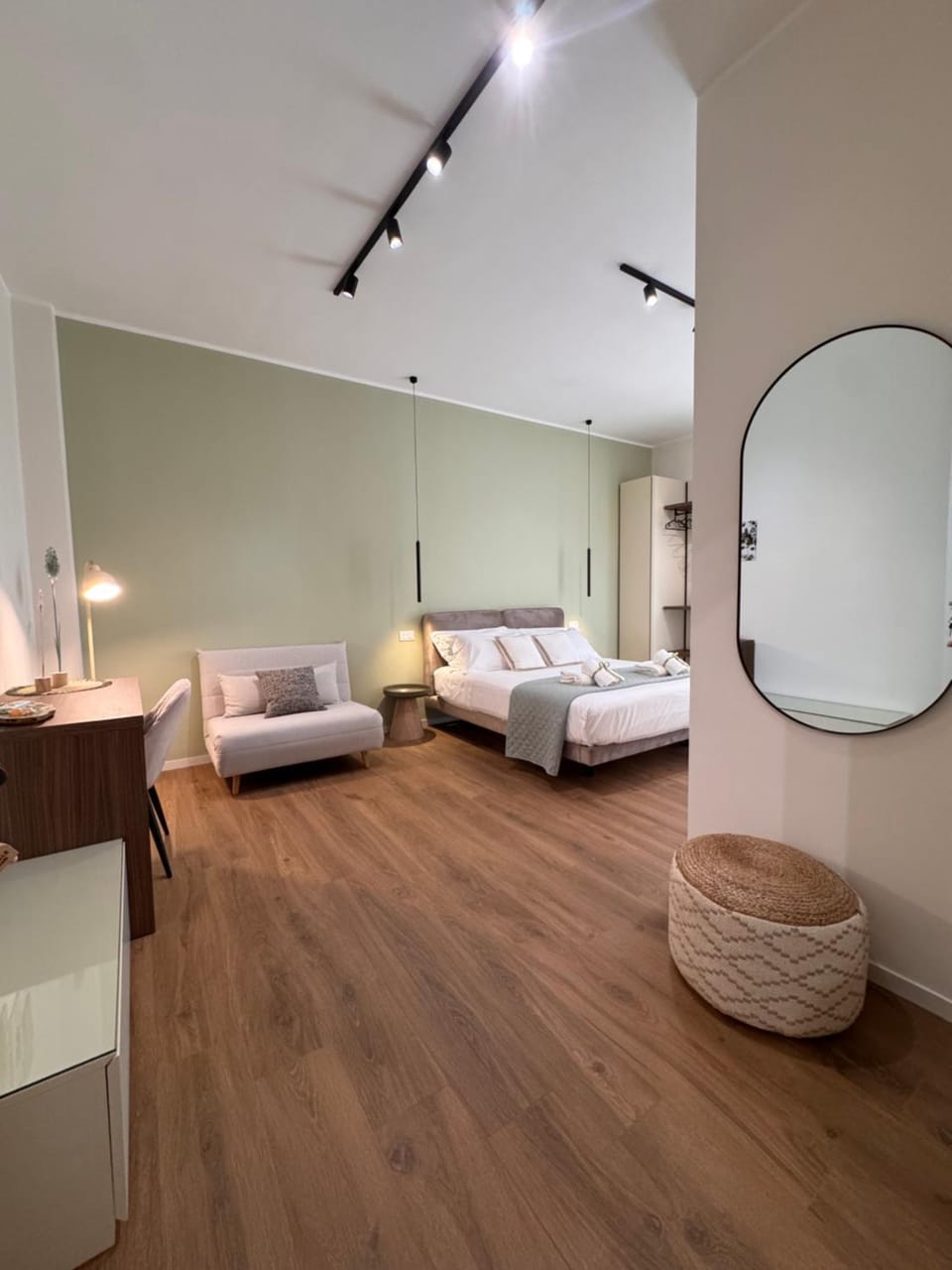 Photo of the whole room, Bedroom