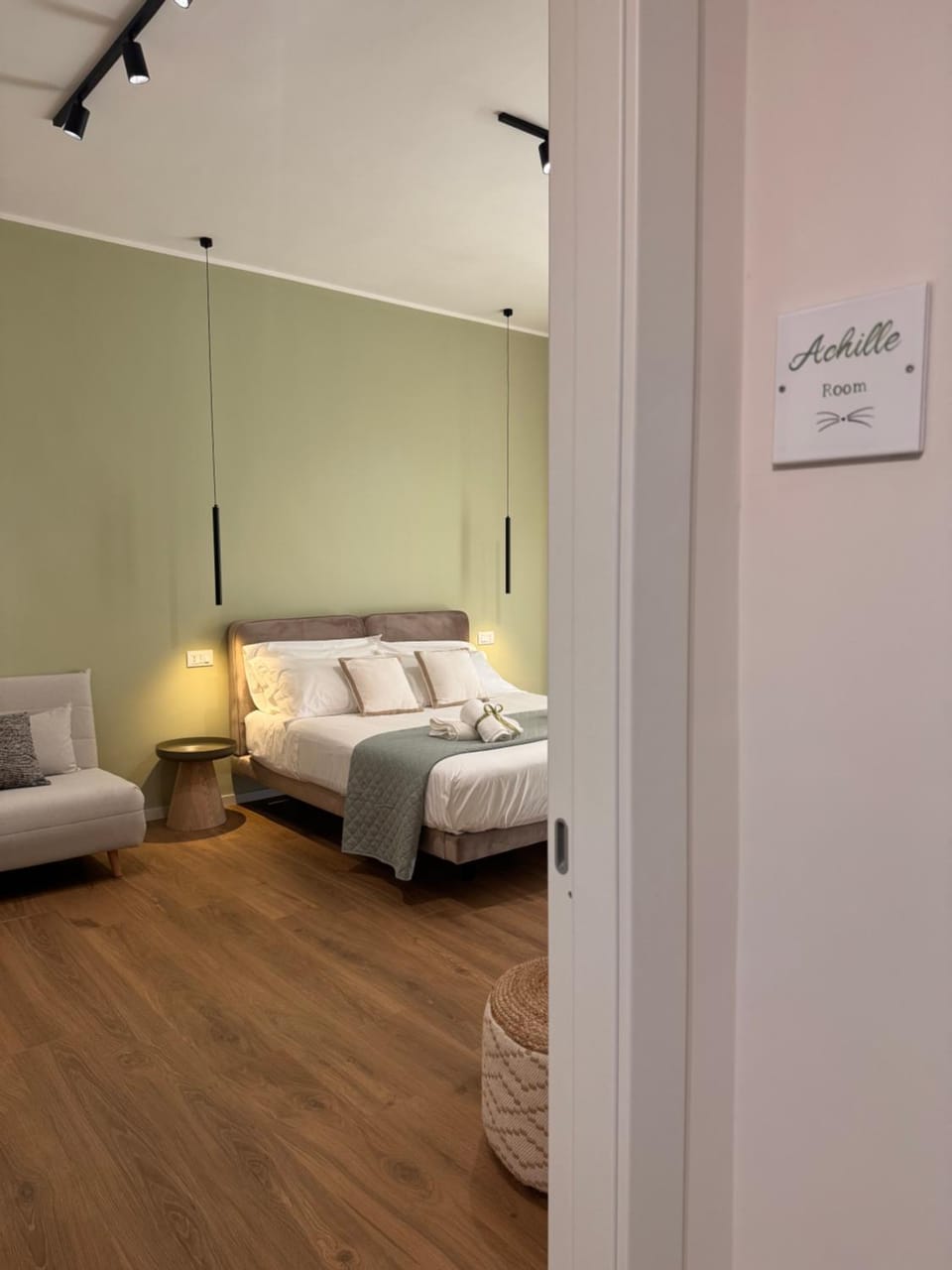 Photo of the whole room, Bedroom