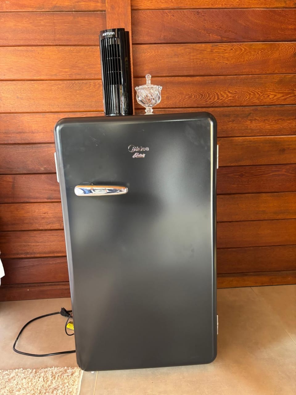 Kitchen or kitchenette, minibar