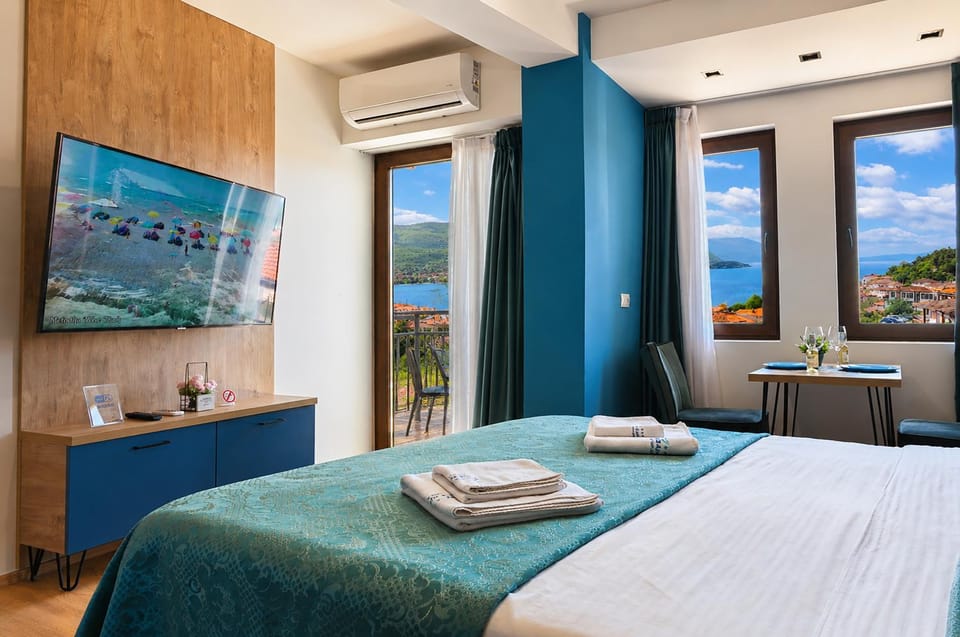Photo of the whole room, Bedroom, towels, air conditioner