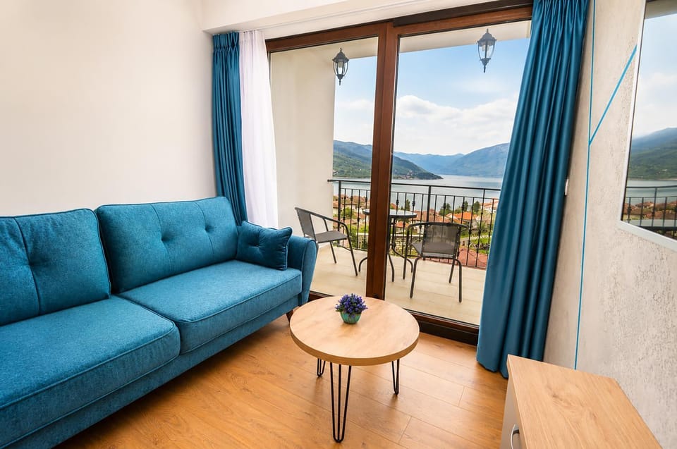 Natural landscape, View (from property/room), Balcony/Terrace, Dining area, Lake view, Mountain view