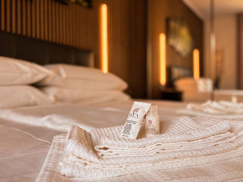 Bed, Bedroom, towels