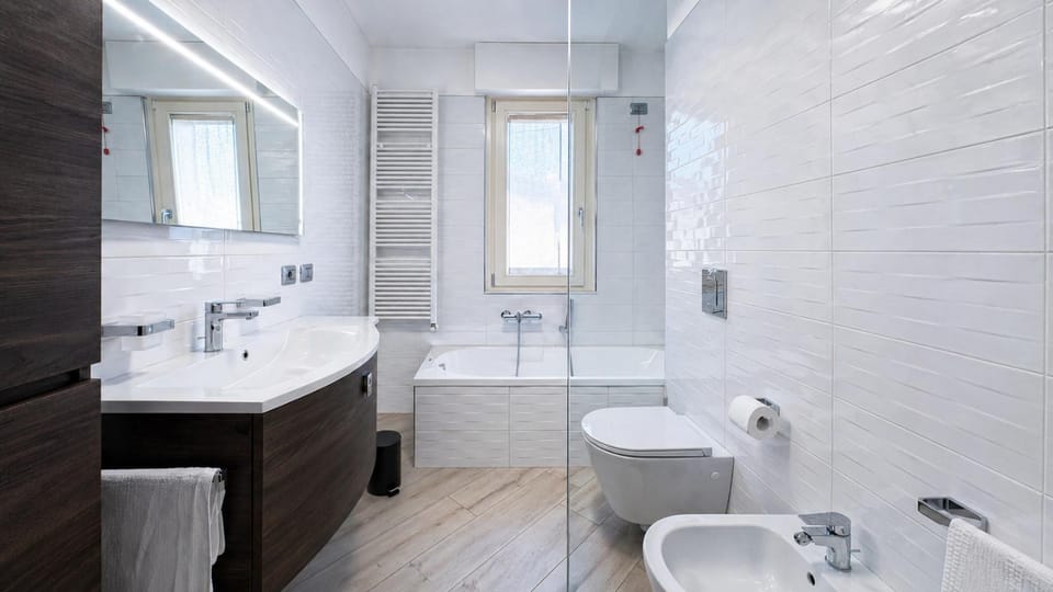 Shower, Toilet, Bathroom, Bath, bidet, towels