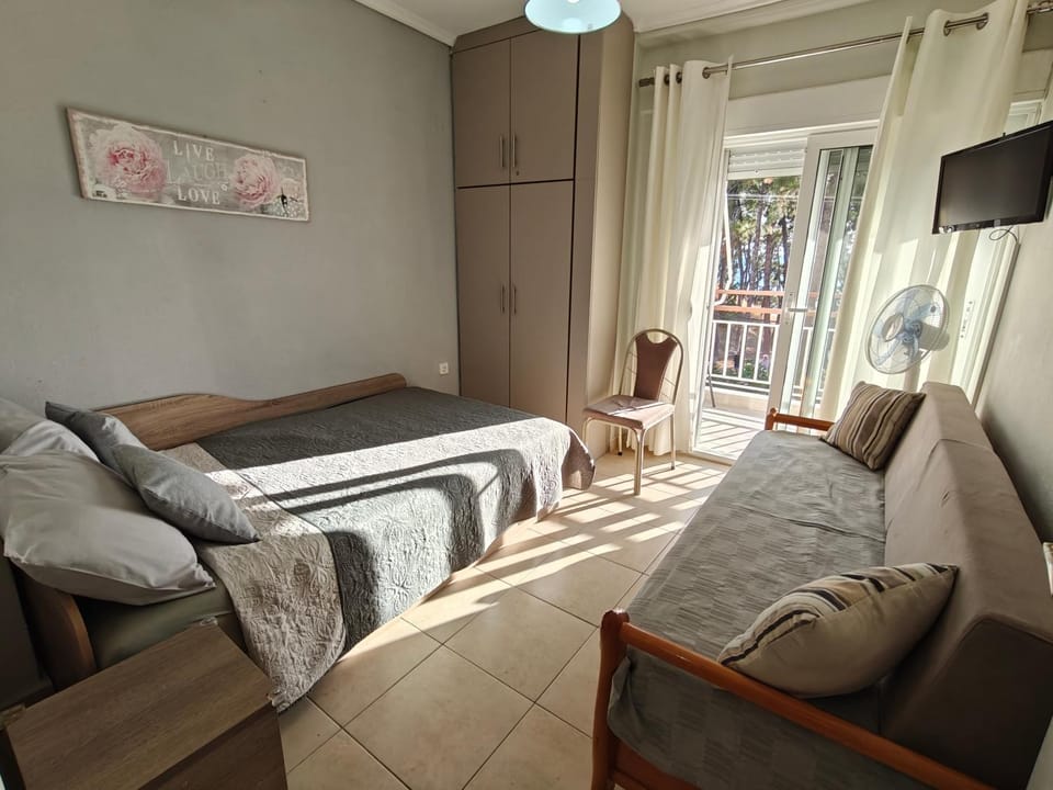 Bed, TV and multimedia, Seating area, Bedroom