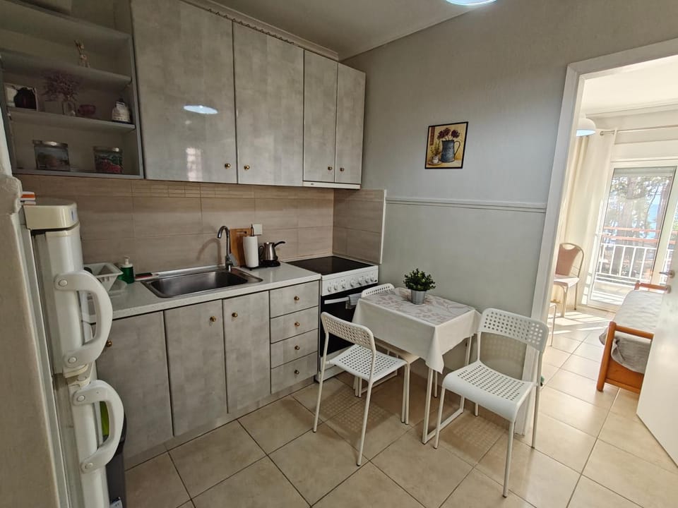 Kitchen or kitchenette, Dining area, oven, stove