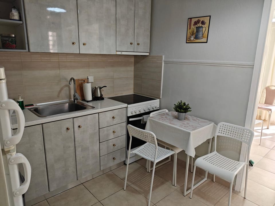 Kitchen or kitchenette, Dining area, oven, stove