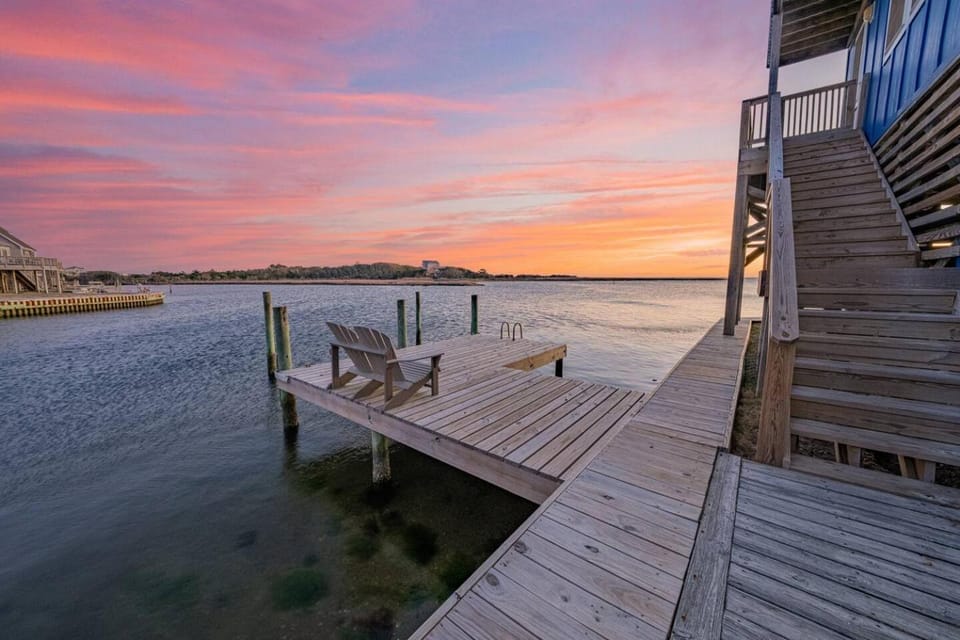 NEW! Soundfront! Hot Tub, Dock, Boat Ramp, Kayaks House in Avon