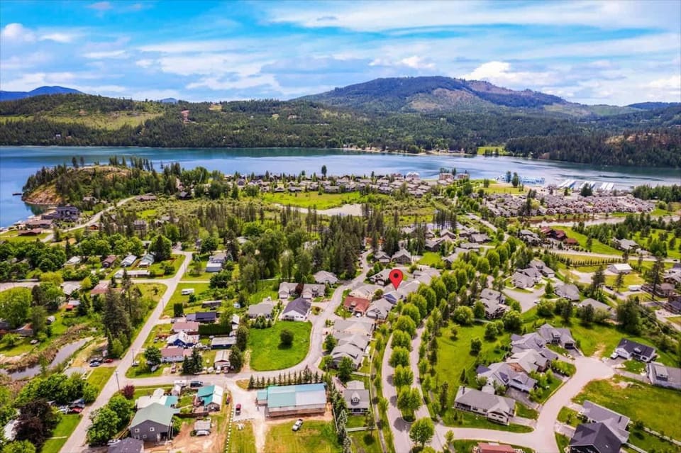 Schweitzer & Dover Bay - Ski Lake Dine House in Dover