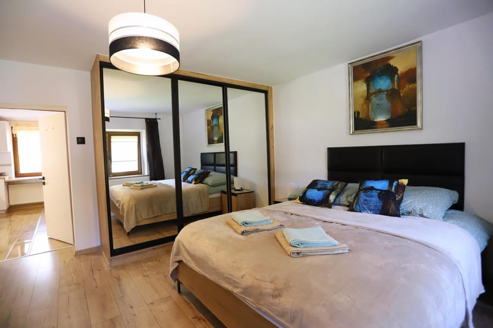 Bed, Bedroom, towels, towels, wardrobe