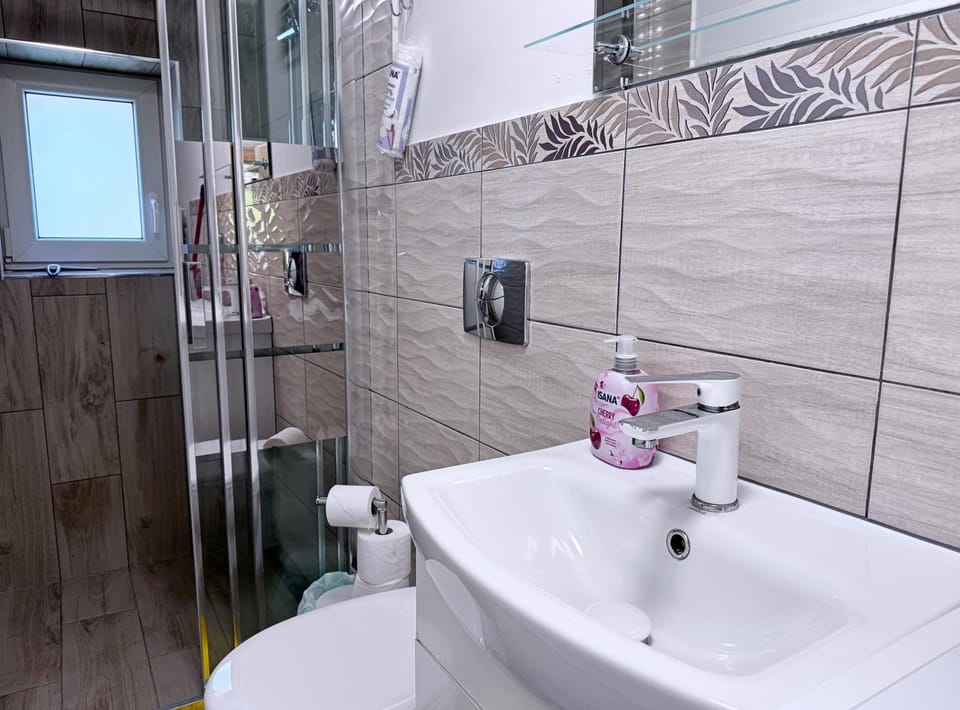 Shower, Toilet, washing machine, washing machine