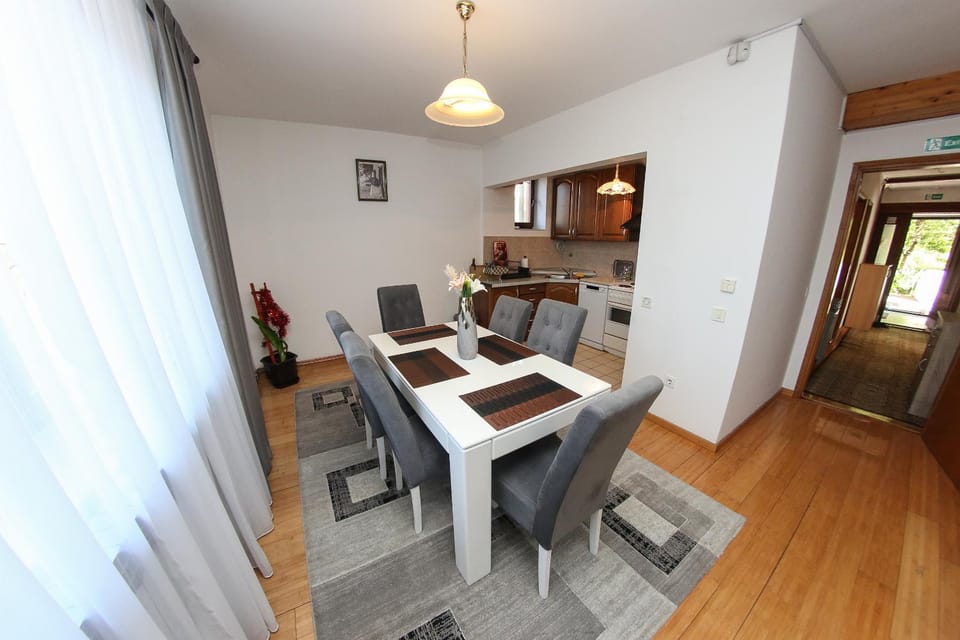 Kitchen or kitchenette, Photo of the whole room, Seating area