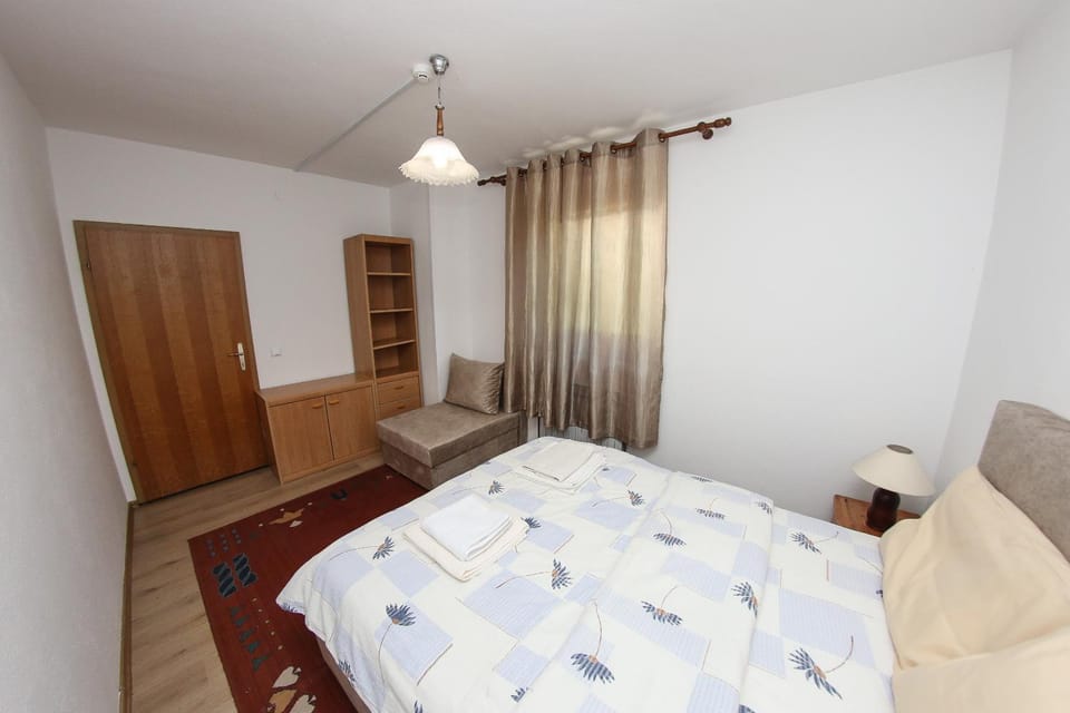 Bed, Photo of the whole room, wardrobe