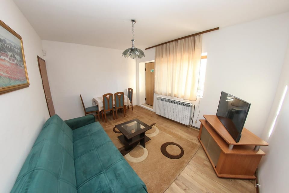 Bed, TV and multimedia, Photo of the whole room