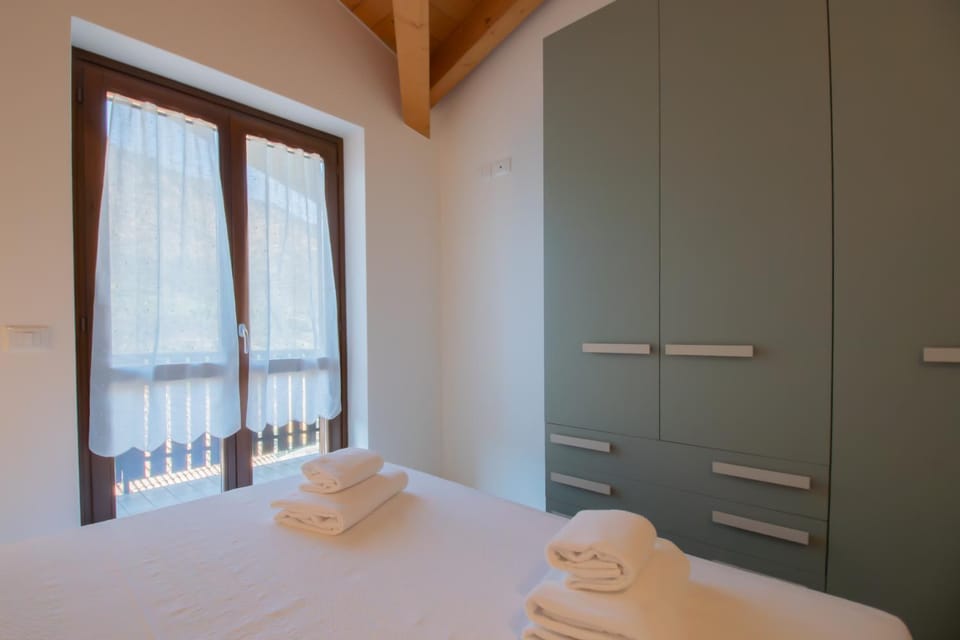 Bed, Bedroom, towels, wardrobe