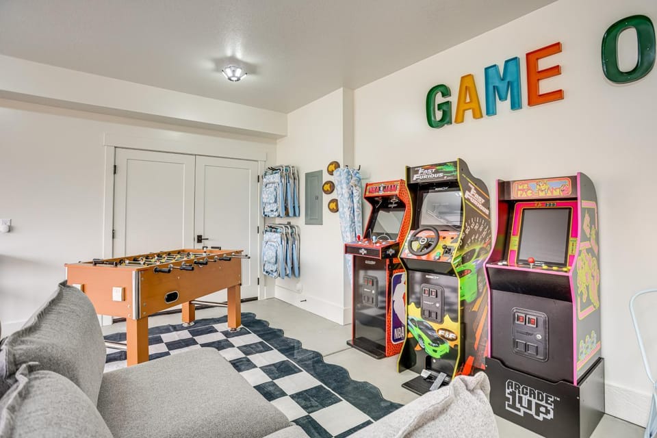 Luxury Bear Lake Getaway w/ Sports Court & Hot Tub House in Garden City
