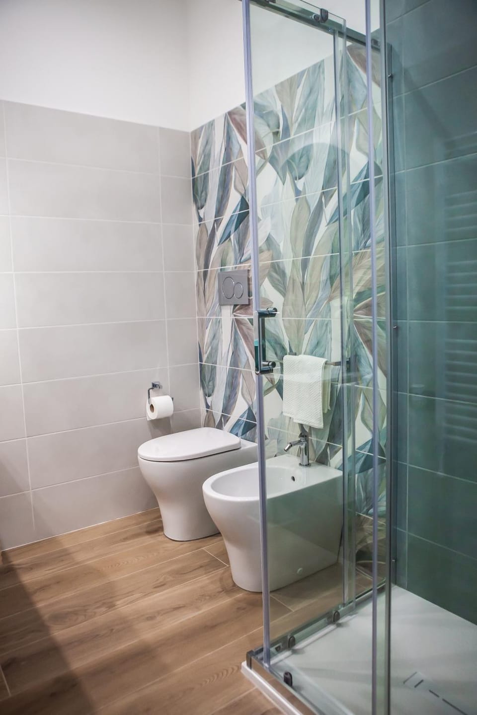 Shower, Toilet, Bathroom, bidet, hair dryier, heating, heating