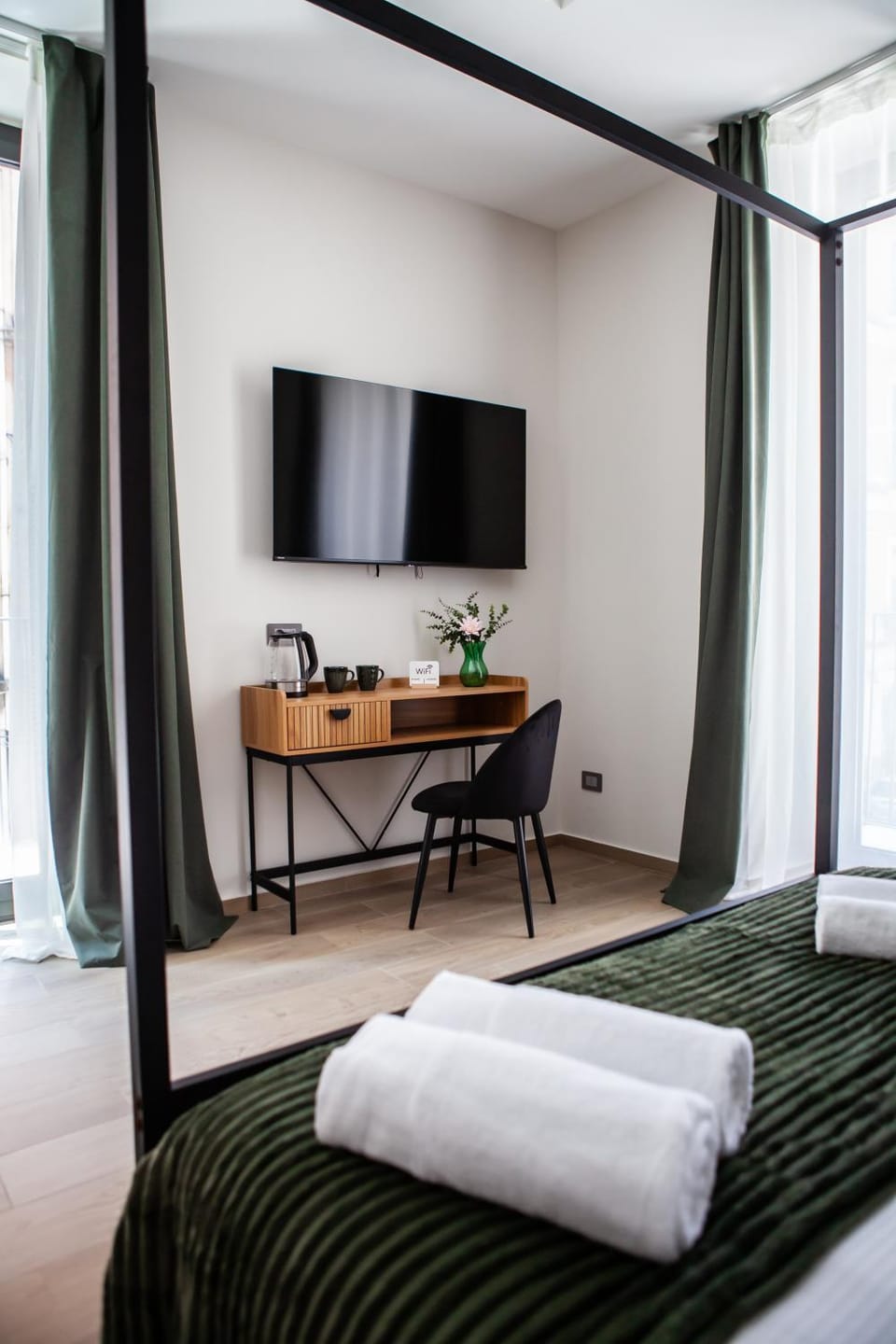 Bed, TV and multimedia, Photo of the whole room, Bedroom, City view, City view, towels