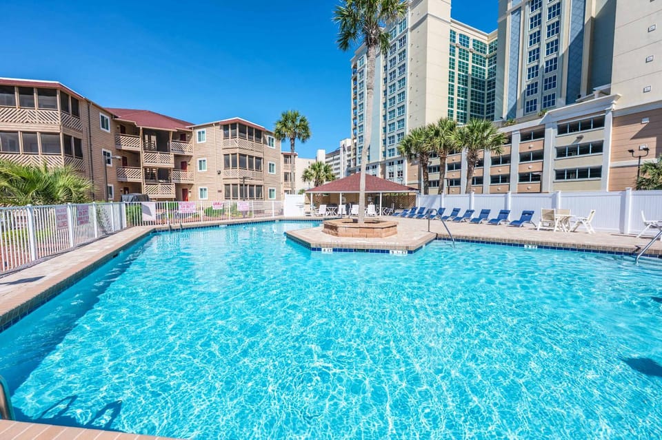 A Relaxing Place to Stay near the Beach with Pool House in North Myrtle Beach