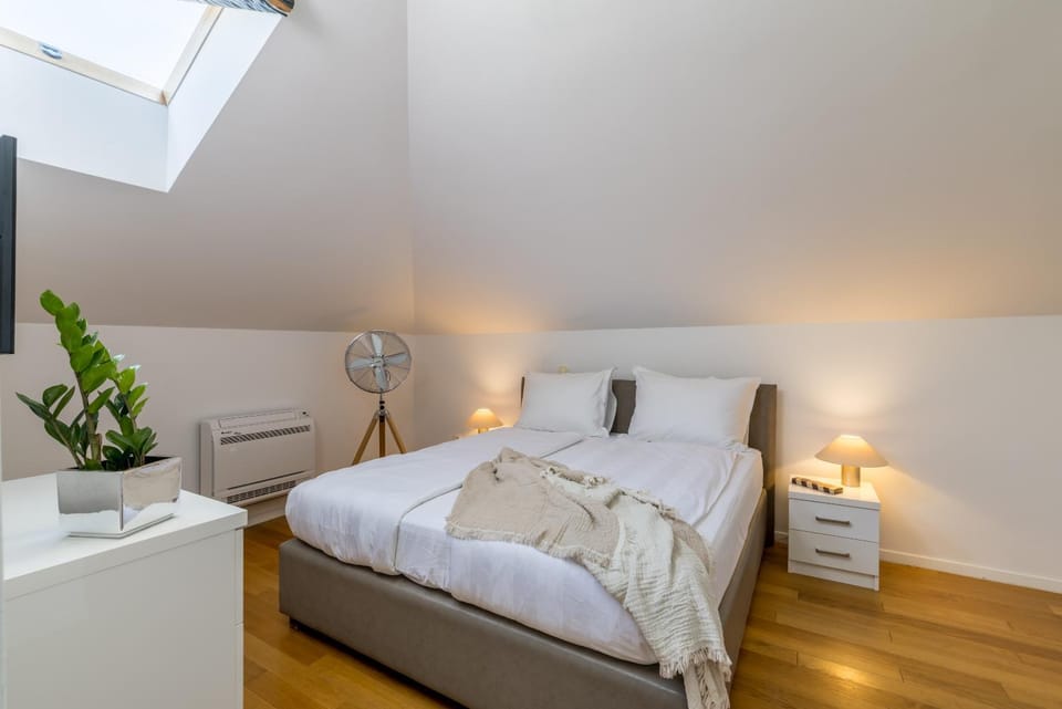 Bed, Photo of the whole room, Bedroom