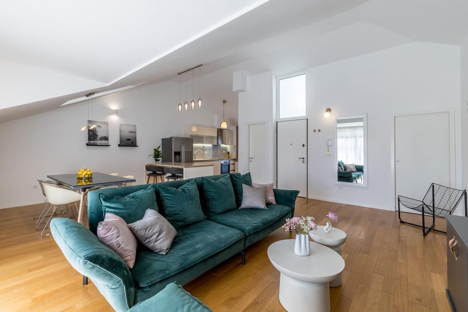 Kitchen or kitchenette, Living room, Seating area, Dining area
