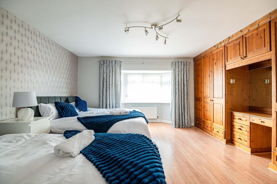 Bed, Photo of the whole room, Bedroom, wardrobe