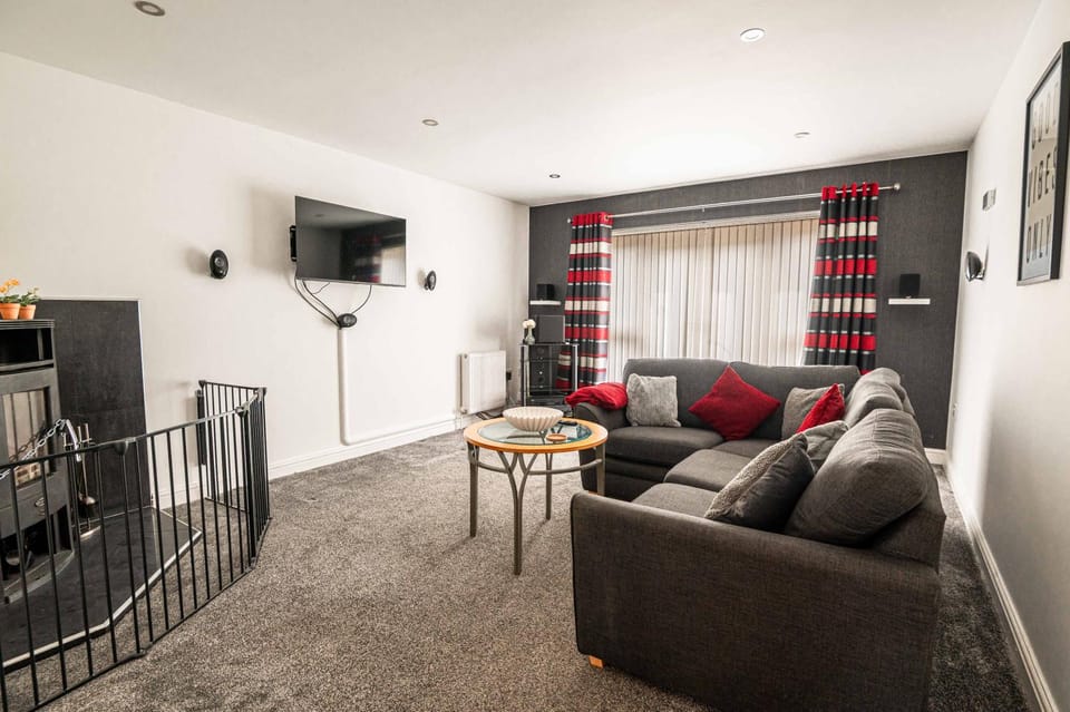 Communal lounge/ TV room, TV and multimedia, Living room, Seating area, Evening entertainment