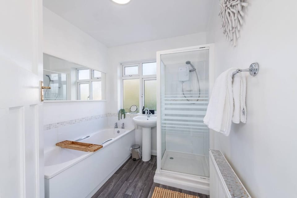 Charming 3-Bedroom Wolverhampton Home with Private Hot Tub House in Wolverhampton