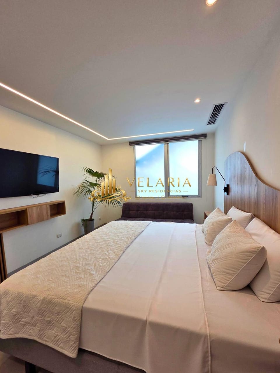 Bed, TV and multimedia, Photo of the whole room, Decorative detail, Bedroom