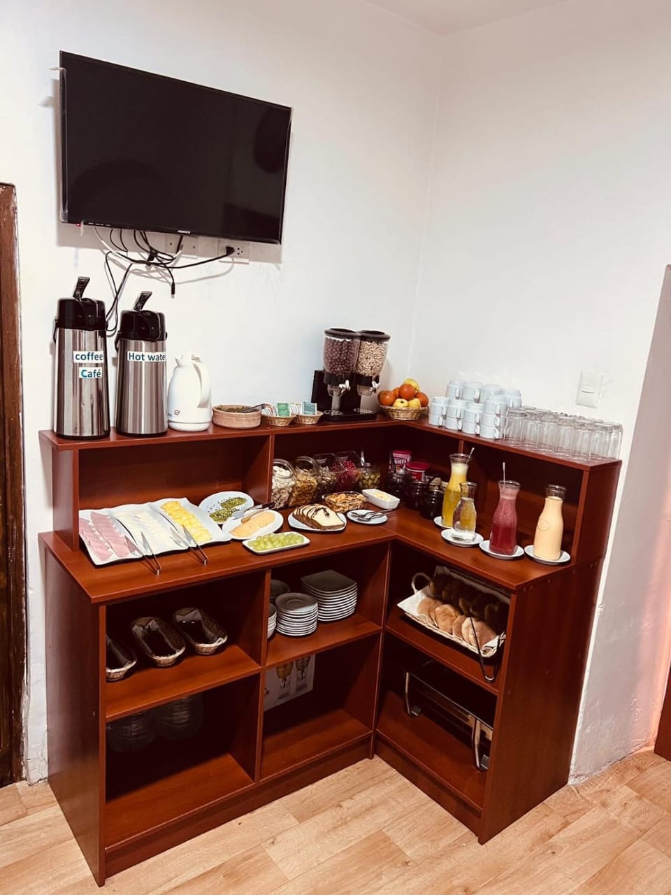 Kitchen or kitchenette, Food and drinks