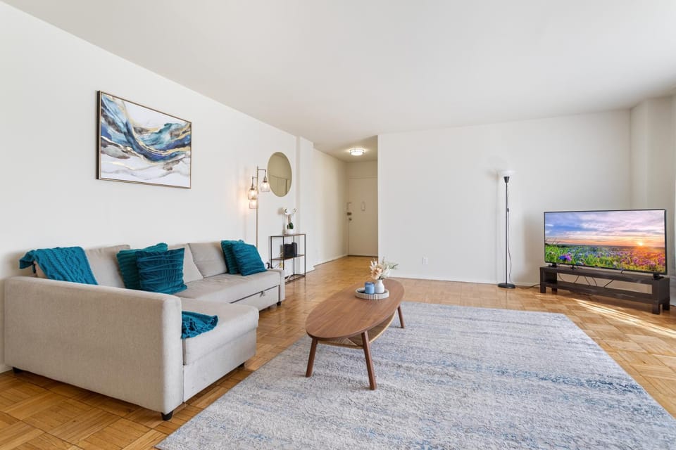 Walk to The Grove - Spacious 2BR 2BA Parking Apartment hotel in San Fernando Valley