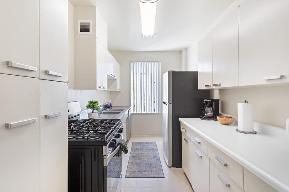 Walk to The Grove - Spacious 2BR 2BA Parking Apartment hotel in San Fernando Valley