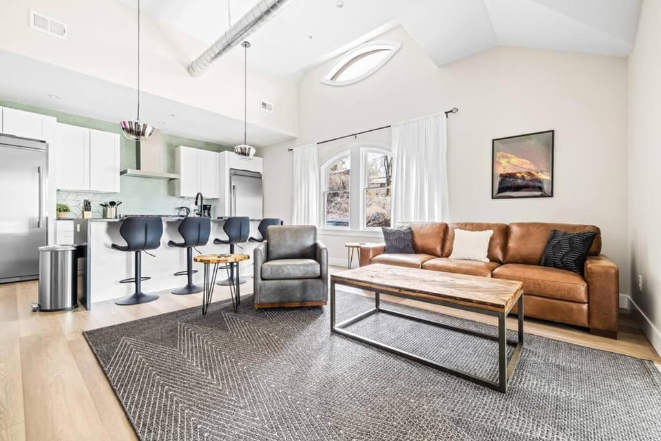 Kitchen or kitchenette, Living room, Seating area, Dining area, oven, stove