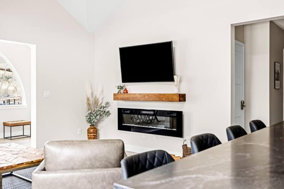 TV and multimedia, Living room, Seating area, Dining area, fireplace