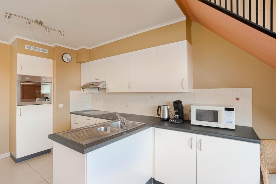 Coffee/tea facilities, Kitchen or kitchenette, oven, stove