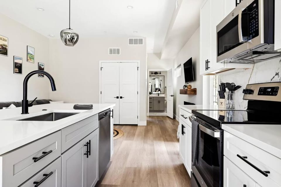 Bathroom, TV and multimedia, Kitchen or kitchenette, dishwasher, oven, stove