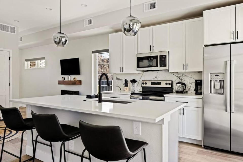 TV and multimedia, Kitchen or kitchenette, Dining area, dishwasher, fireplace, oven, stove