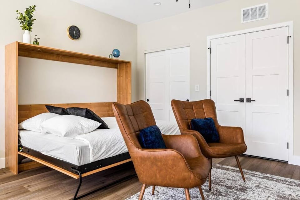 Bed, Living room, Seating area, Bedroom, wardrobe