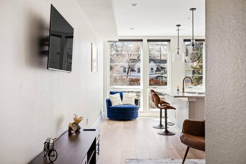 TV and multimedia, Living room, Seating area, Dining area