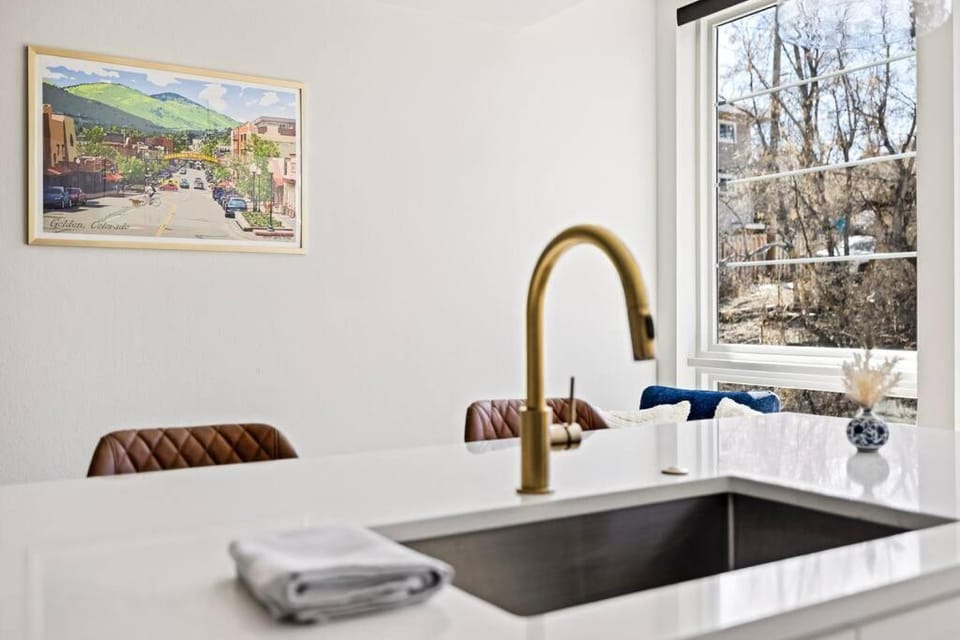 Kitchen or kitchenette, Seating area, Dining area