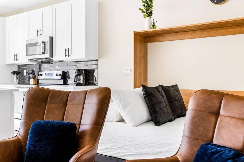 Bed, Kitchen or kitchenette, Living room, Seating area, Bedroom, stove