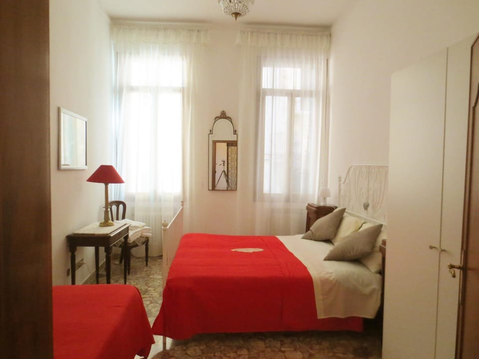 Property building, Bed, Photo of the whole room