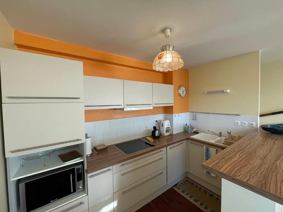 Coffee/tea facilities, dishwasher, microwave, stove, toaster, kitchen