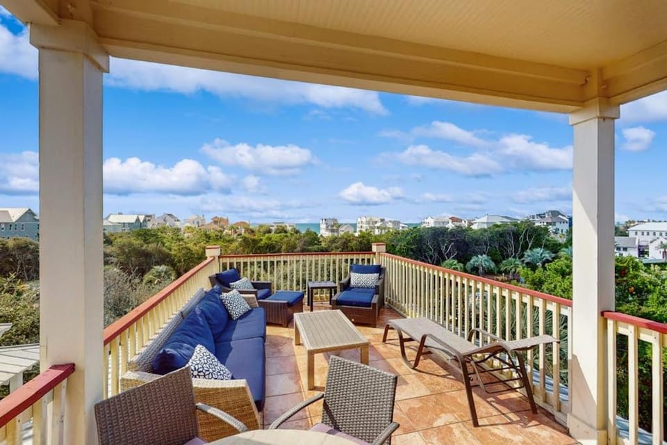 Spacious private home with patio balconies close to beaches & shared pool House in Rosemary Beach