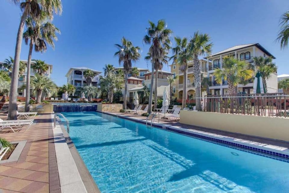 Spacious private home with patio balconies close to beaches & shared pool House in Rosemary Beach
